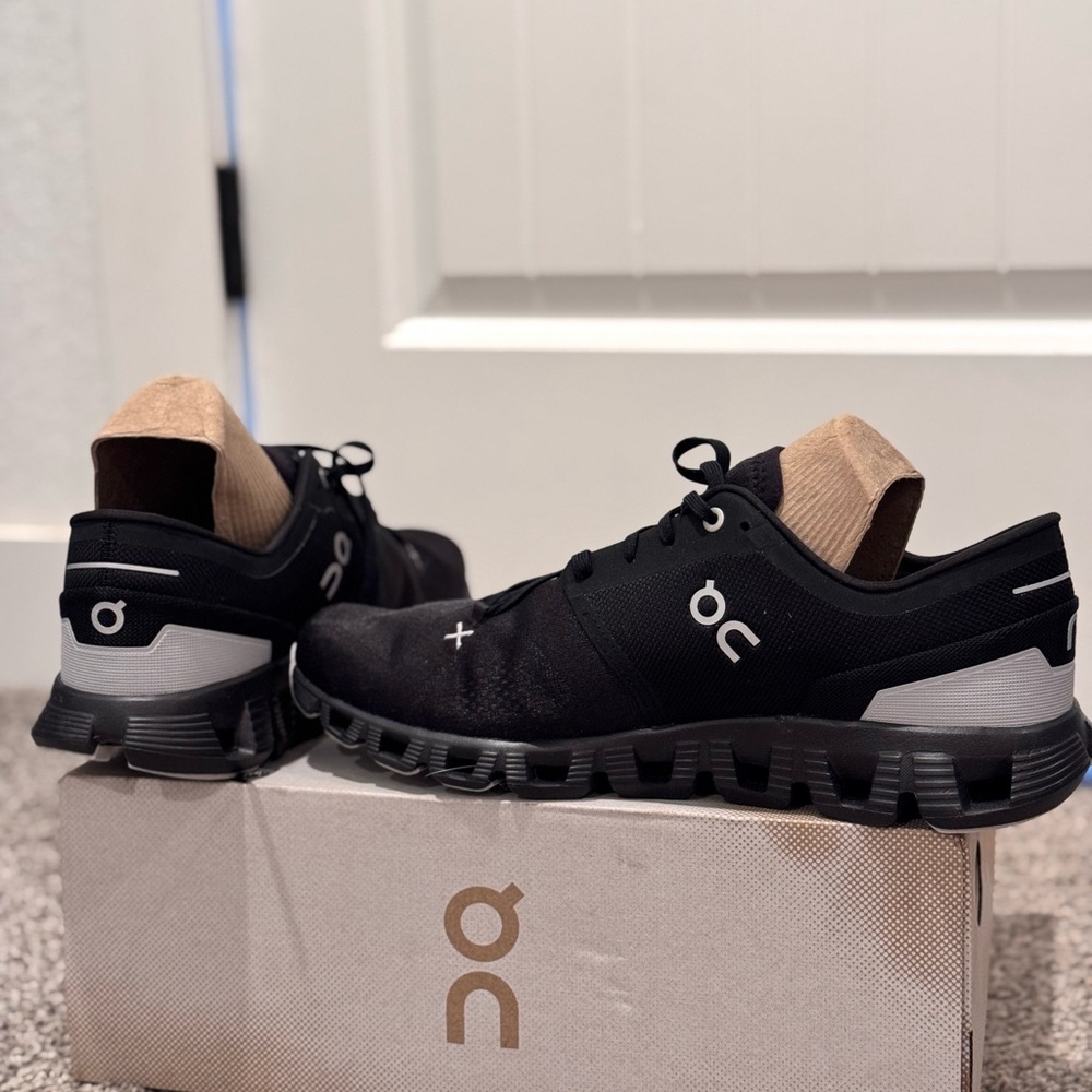 On Running Black Athletic Shoes with Chunky Sole and Breathable Upper